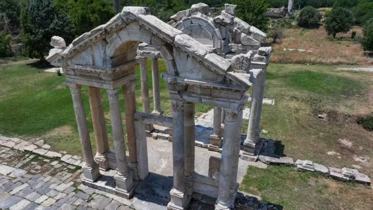 Ruins of the Tetrapylon gate with ornate columns and arches at Aphrodisias in western Türkiye