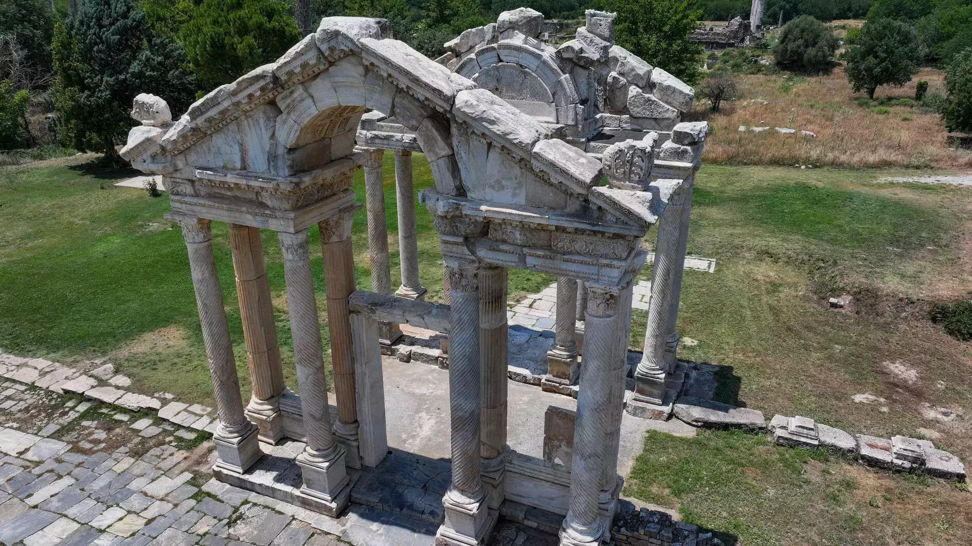 Ruins of the Tetrapylon gate with ornate columns and arches at Aphrodisias in western Türkiye